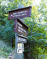 Wanderweg-Schild im Heilklima-Park